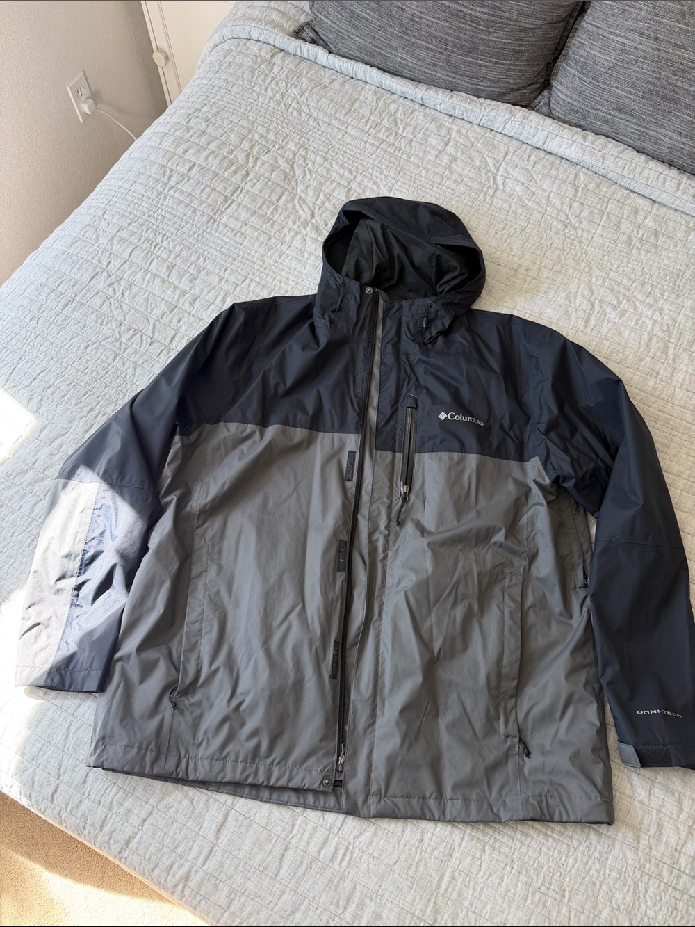 Columbia Men’s Two-Tone Hooded Raincoat - Black & Gray Omni-Tech. Like new. XL